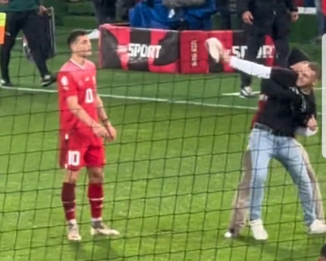 VIDEO/ Tifozi shqiptar futet në fushë dhe i jep qeleshen Granit Xhakës, lojtari nuk e pranon…