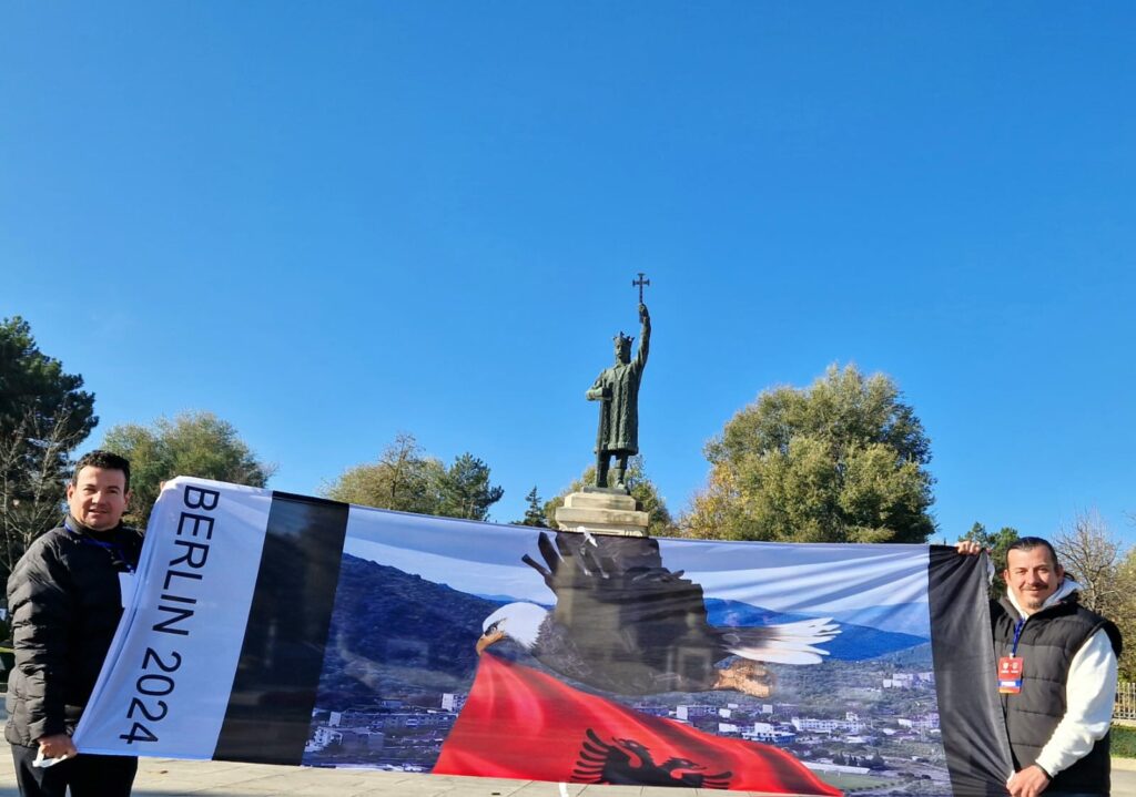 Në kryeqytetin e Moldavisë, gazetarët shpalosin flamurin me shqiponjën dhe Berlin 2024