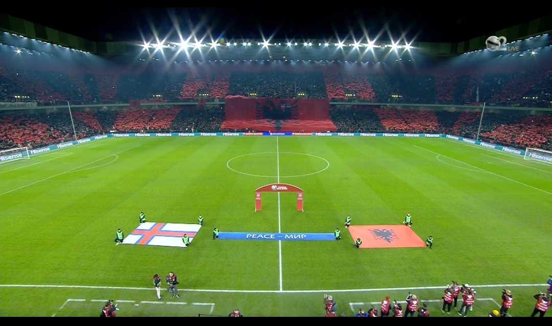 LIVE, Shqipëri-Ishujt Faroe/ Nis ndeshja në “Air Albania” nën brohorimat e tifozëve kuqezi, Shqipëria luan për kreun e grupit