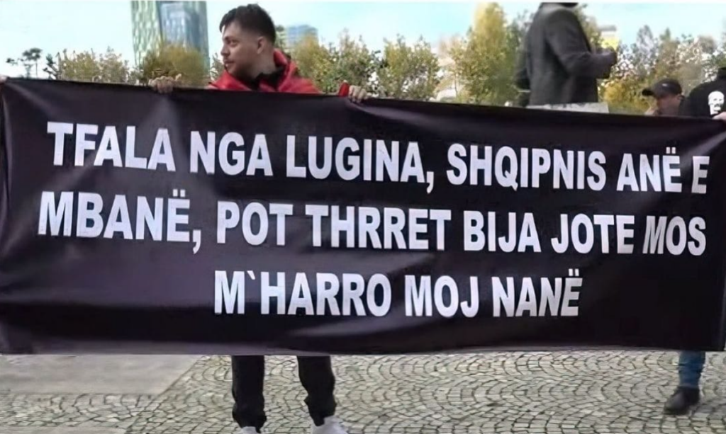 Shqipëria mbledh edhe tifozë nga Lugina e Preshevës, banderola në rrugët e Tiranës: Po të thërret bija jote, mos më harro moj nënë