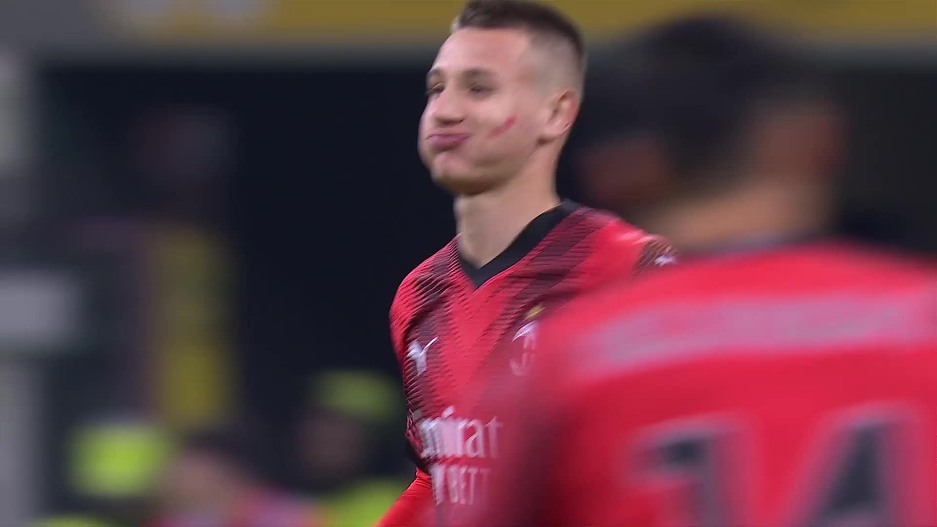 VIDEO/ Vetëm 15 vjeç dhe i gjithë “San Siro” thërret emrin e tij, futbollisti i Milanit është lojtari më i ri që debuton në Serie A