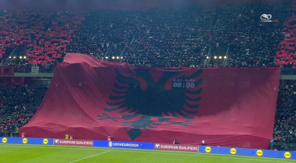 Flamuri i Shqipërisë shpaloset në tribunën karshi dhe i gjithë stadium kombinohet kuqezi, atmosferë fantastike në “Air Albania”