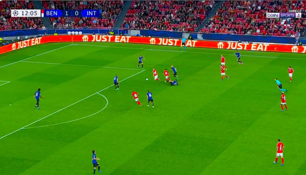 VIDEO/ Asllani humb topin në zonë të rrezikshme, Benfika i shënon golin e dytë Interit