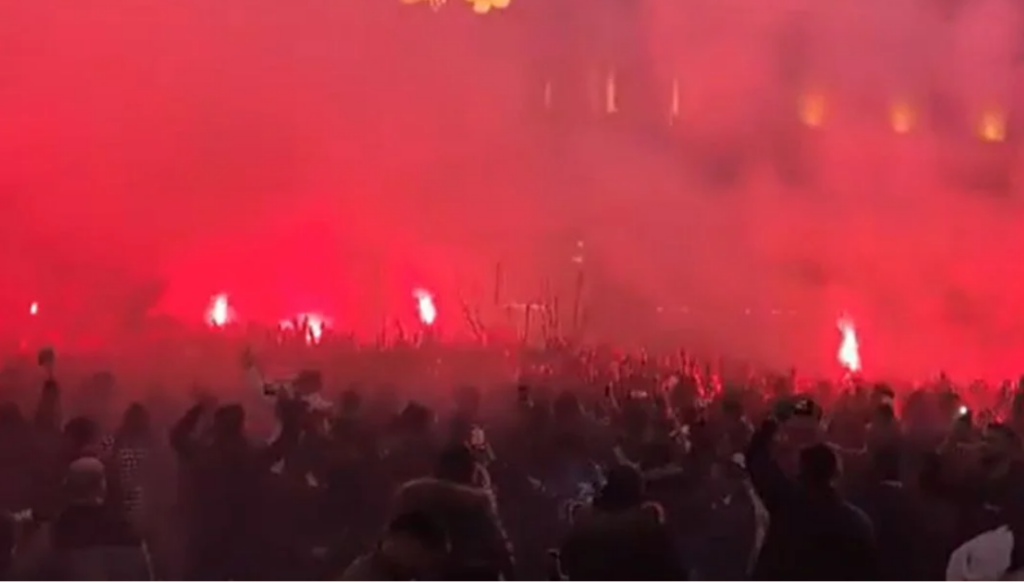 VIDEO/ Tifozët e PSG “i vendosin flakën” Milanos, ndeshja fillon pa hyrë mirë në stadium