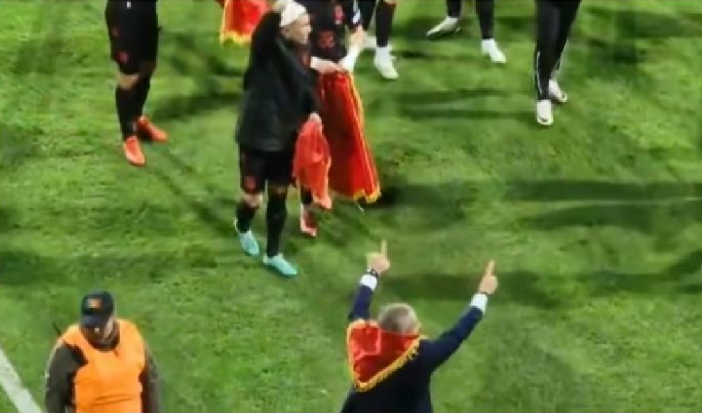 VIDEO/ Çfarë përulësie! Tifozët e Shqipërisë nisin të thërrasin emrin e Silvinjos, trajneri drejton gishtin nga lojtarët