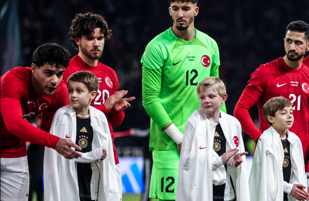 Gjesti për t’u duartrokitur i lojtarëve të Kombëtares së Turqisë, heqin xhaketat e tyre dhe ia japin fëmijëve për t’i mbajtur ngrohtë