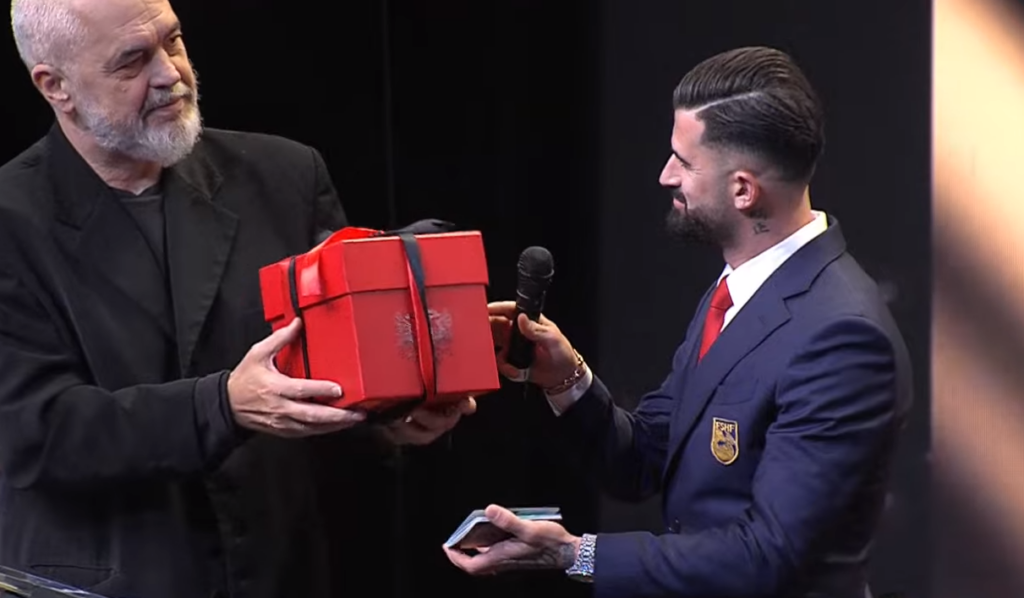 “Është një farë Elseid Hysaj këtu?”! Edi Rama i jep pasaportat diplomatike lojtarëve të Shqipërisë për arritjen në Euro24: Jeni ambasadorët e këtij vendi