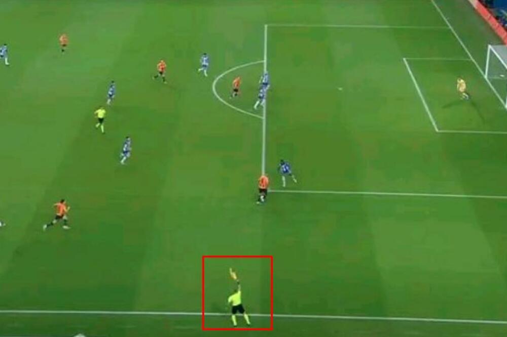 Skena e pabesueshme! Anësori ngre flamurin për pozicion jashtë loje, futbollistët e Portos lënë lojën dhe goli quhet i rregullt për Shakhtarin (VIDEO)
