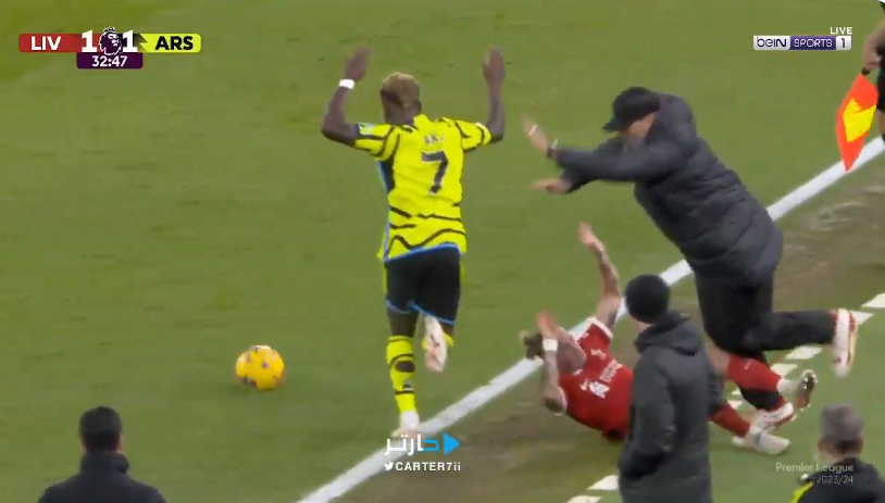 VIDEO/ Lojtari i Liverpool-it përplas Klopp-in përtokë, largohet nga fusha i dëmtuar