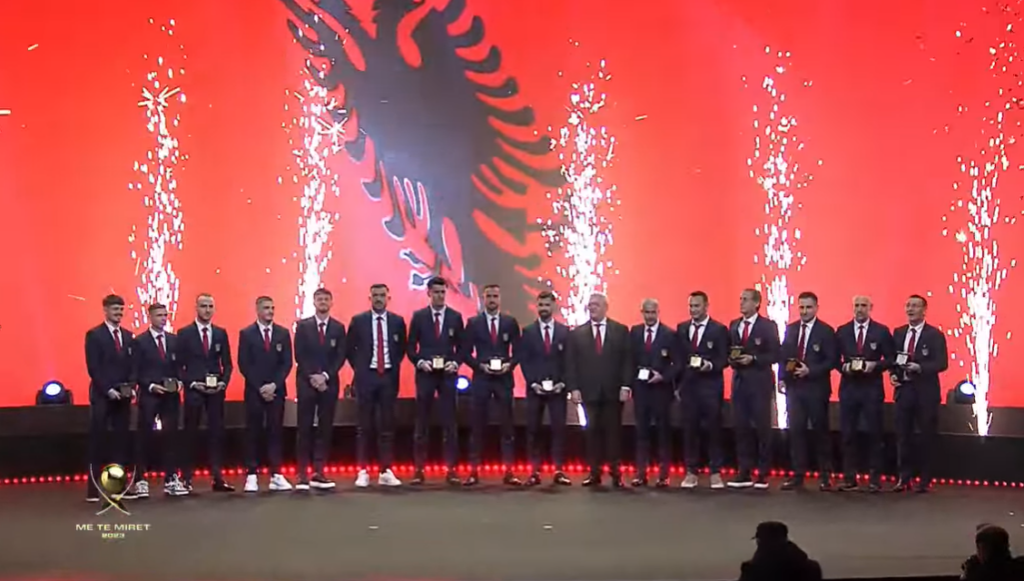 Federata Shqiptare e Futbollit shpall Kombëtaren “Nderi i Kombit”, lojtarët dhe stafin marrin titullin më të lartë