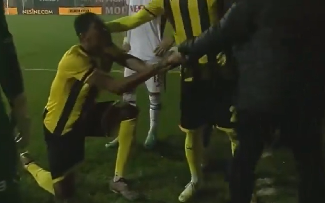 VIDEO/ Presidenti i kërkon ekipit të braktisë ndeshjen në Turqi, lojtari i ulet në gjunjë dhe i lutet të vazhdojnë