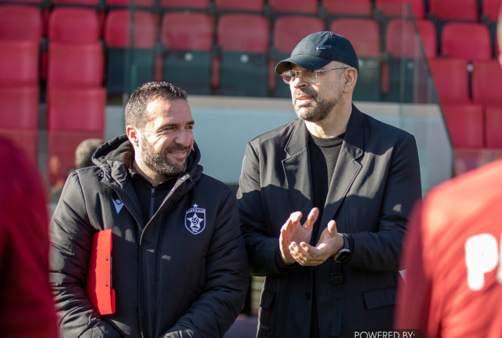 Orges Shehi zbret në fushën e blertë me stemën e re, trajneri stërvit lojtarët e Partizanit