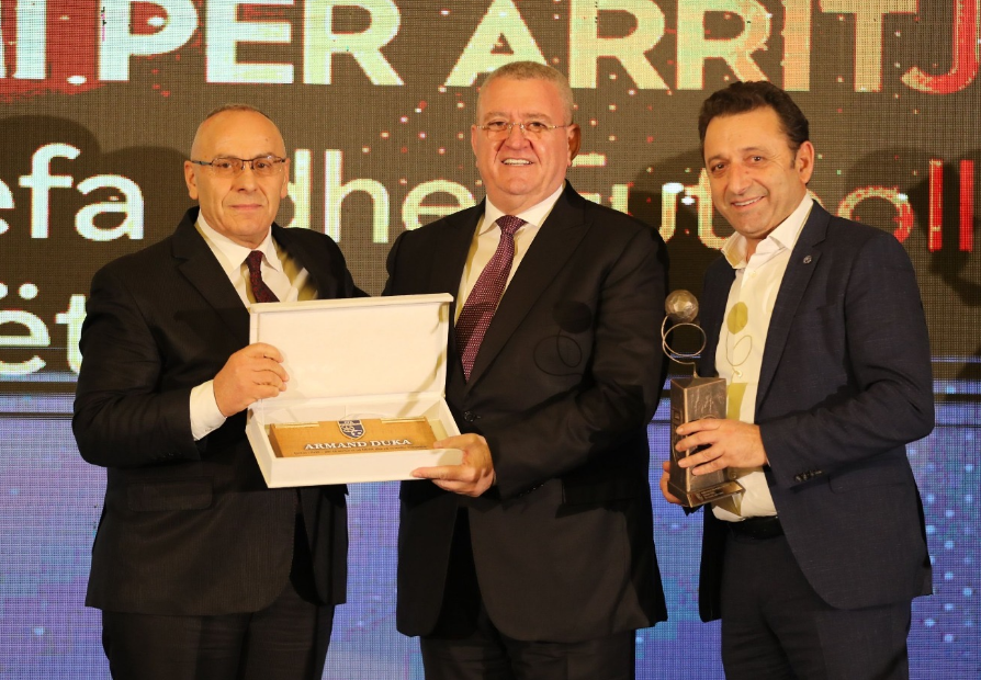 FFK vlerëson Presidentin Duka me çmimin për arritje në UEFA dhe futbollin Kombëtar në mbrëmjen Gala “Laureatët e Vitit”