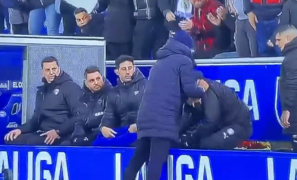 VIDEO/ Reagimi i çuditshëm i trajnerit të Alaves! Reali i shënoi në shtesë, Garcia “çmendet”, shkatërron gjithçka që i del pëpara dhe kapet me stafin