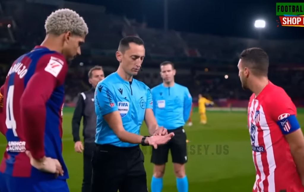 Skandali i ndodhur te Barcelona-Aletico Madrid pas pjesës së parë, arbitri qëndronte prapa derës dhe spiunonte lojtarët e Barcelonës se çfarë po flisnin