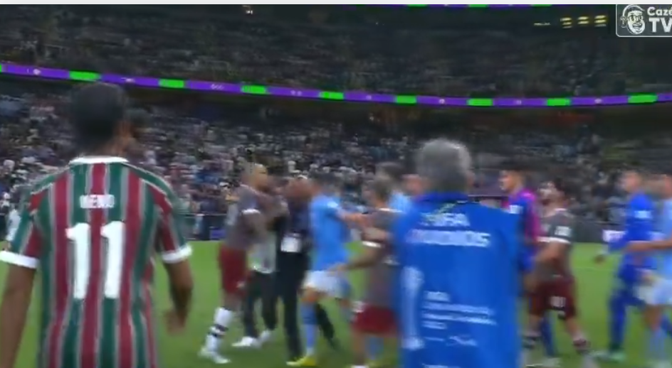 VIDEO/ Finalja e Kupës së Botës mbyllet me sherr, lojtari i City-t dhe Felipe Melo përplasen fizikisht me njëri-tjetrin
