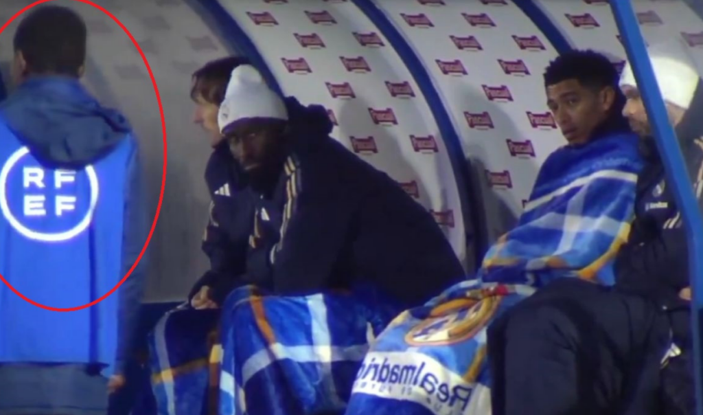 VIDEO/ Ylli i madh i Real Madrid tregon virtytet e larta, çohet dhe i jep batanijen djalit të vogël që po dridhej nga i ftohti në stadium