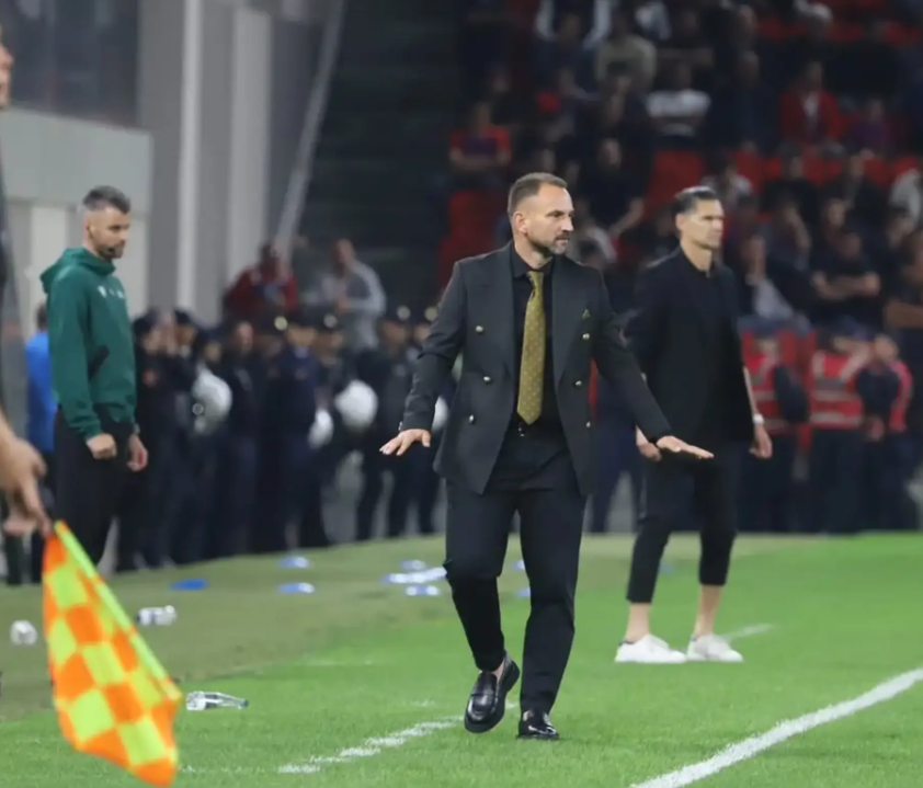 “E çfarë stili paska ky trajner, shikojeni pak kostumin e tij”! I mundi 0-2 në shtëpi, në Bjellorusi fiksohen me veshjen e Tetovës