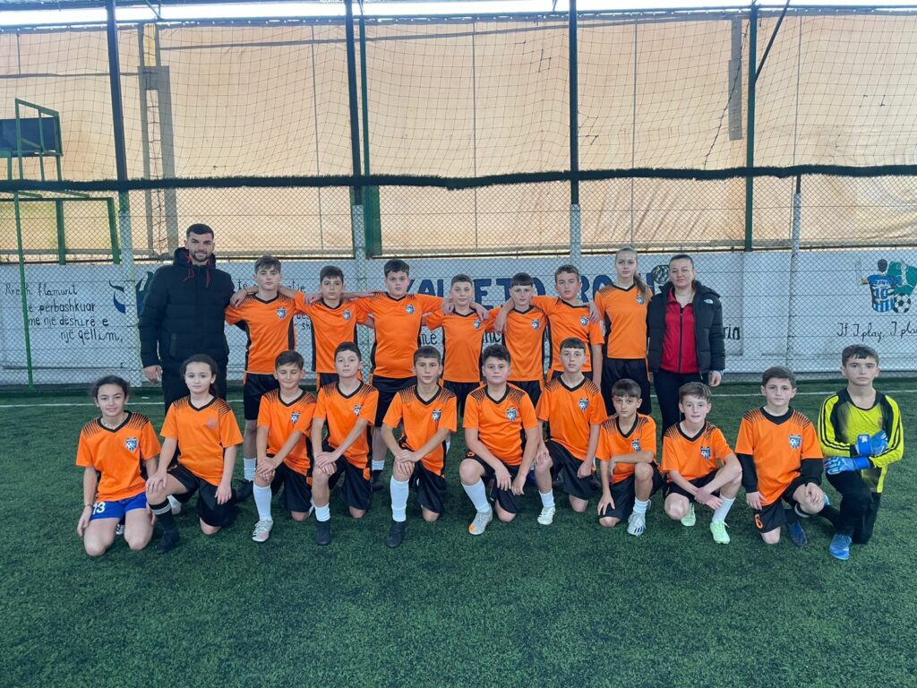 Brezi që po mbush Klosin me Kupa tek moshat, fitojnë edhe turneun e Pavarësisë